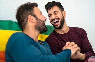 feliz gay casal tendo concurso momentos dentro quarto - homossexual amor relação e gênero igualdade conceito foto