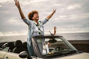 feliz Senior casal tendo Diversão dirigindo em Novo conversível carro - maduro pessoas desfrutando Tempo juntos durante estrada viagem Tour período de férias - viagem pessoas estilo de vida conceito foto