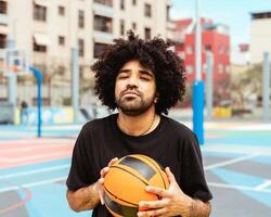 hispânico latim homem jogando basquetebol ao ar livre - urbano esporte estilo de vida conceito foto