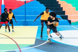 jovem africano amigos jogando basquetebol ao ar livre - urbano esporte estilo de vida conceito foto