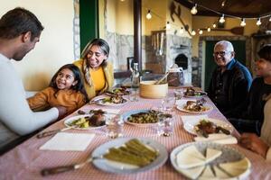 feliz latim família tendo Diversão jantar juntos às casa foto