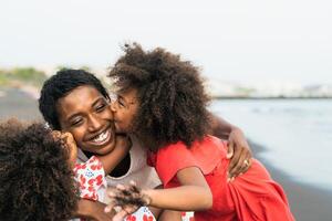 feliz africano família tendo Diversão em a de praia durante verão feriados - afro pessoas desfrutando período de férias dias - pais amor e viagem estilo de vida conceito foto