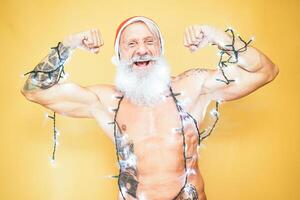 feliz em forma santa claus equipado com branco Natal luzes - na moda barba hipster Senior vestindo natal equipamento - celebração e feriados conceito foto