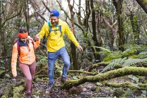 jovem casal fazendo floresta excursão - feliz pessoas tendo Diversão descobrindo natureza madeiras - juventude viagem e amor relação estilo de vida conceito foto