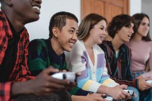 jovem multirracial adolescentes jogando conectados vídeo jogos console às casa - juventude pessoas viciado para Novo tecnologia jogos entretenimento foto