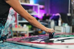 mulher artista pintura com escova em tela de pintura dentro oficina estúdio - pintor trabalhos e criativo construir conceito foto