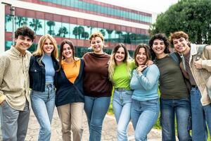 feliz grupo do adolescentes tendo Diversão lado de fora universidade - jovem alunos pessoas estilo de vida conceito foto