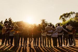 costas Visão do feliz multigeracional pessoas tendo Diversão dentro uma público parque durante pôr do sol Tempo - comunidade e Apoio, suporte conceito foto