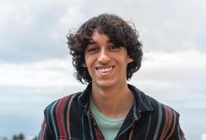 retrato do feliz jovem adolescente sorridente dentro frente do Câmera foto