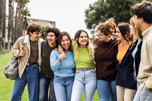 feliz grupo do adolescentes tendo Diversão lado de fora universidade - jovem alunos pessoas estilo de vida conceito foto