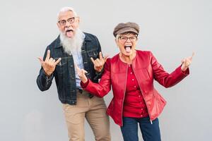 feliz Senior casal tendo Diversão juntos ao ar livre - aposentado homem e mulher a comemorar louco momentos - idosos pessoas estilo de vida e amor relação conceito foto