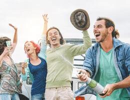 feliz amigos fazer festa com uma garrafa do champanhe - viagem pessoas tendo Diversão a comemorar durante seus estrada viagem com conversível carro - amizade, férias, juventude feriados estilo de vida conceito foto