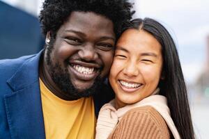 feliz jovem multirracial amigos tendo Diversão olhando dentro a Câmera foto