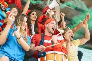 amigos futebol apoiante fãs assistindo futebol Combine evento às estádio - jovem pessoas tendo Diversão apoiando clube em esporte mundo campeonato - juventude entretenimento estilo de vida conceito foto