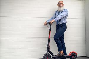 o negócio Senior homem indo para trabalhos dentro escritório com elétrico lambreta - eco transporte conceito foto