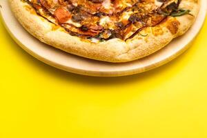 delicioso ampla pizza com bacon e espinafre em uma amarelo fundo foto