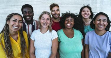 grupo multirracial amigos tendo Diversão ao ar livre - jovem pessoas a partir de diferente cultura e raça - diversidade e juventude milenar geração conceito foto