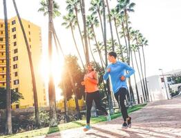 saudável jovem casal corrida juntos às pôr do sol Tempo ao ar livre - pessoas trabalhos Fora - relação, esporte, estilo de vida conceito foto