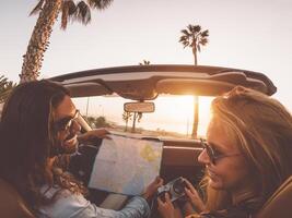 feliz jovem casal fazendo estrada viagem dentro tropical cidade - viagem pessoas tendo Diversão dirigindo dentro na moda conversível carro descobrindo Novo lugares - relação e juventude período de férias estilo de vida conceito foto