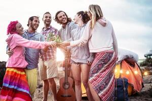 feliz amigos fazer festa brindar cervejas às pôr do sol - jovem pessoas tendo Diversão acampamento ao ar livre - milenar, verão, férias, amor e juventude feriados estilo de vida conceito foto