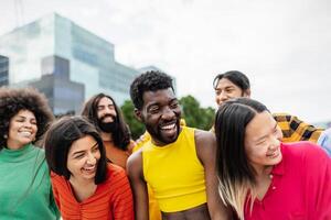 jovem multirracial amigos tendo Diversão juntos suspensão Fora dentro a cidade - amizade e diversidade conceito foto