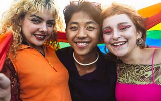 feliz gay amigos tendo Diversão juntos durante orgulho festival - lgbt e juventude pessoas estilo de vida conceito foto