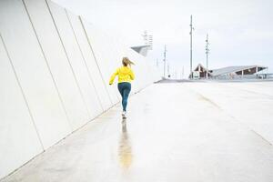 africano Senior mulher corrida dentro a cidade - idosos desportivo pessoas estilo de vida conceito foto