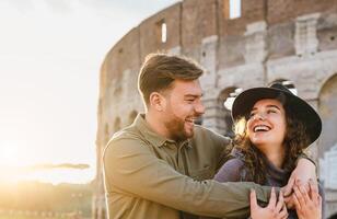 feliz jovem romântico casal tendo Diversão juntos dentro Roma Coliseu - amor relação e viagem estilo de vida conceito foto