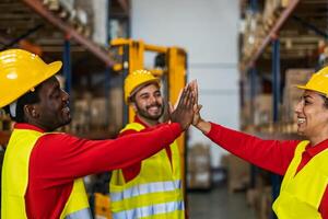 feliz equipe desfrutando trabalhando juntos dentro Entrega armazém - logístico e industrial conceito foto