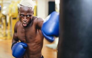 homem boxer Treinamento Difícil - jovem Preto cara boxe dentro esporte Academia Centro clube - saúde ginástica e desportivo atividade conceito foto