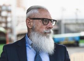 retrato do moda Senior homem indo para trabalhos - idosos pessoas estilo de vida conceito foto