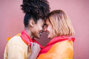 feliz gay casal a comemorar orgulho enquanto tendo romântico momento ao ar livre - lgbt e amor conceito foto