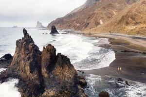 rude rochoso falésias dentro a norte do tenerife. lindo benijo de praia dentro a canário ilhas. rochas, vulcânico rochas, atlântico oceano foto