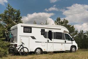 uma período de férias viagem dentro uma autocaravana, uma descansar dentro uma furgão foto