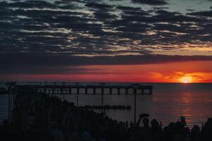 pôr do sol em a cais dentro palanga, báltico mar foto