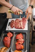preparação para cozinhando carne em a aberto grade com temperatura Verifica foto