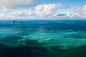 aéreo cenário do a norte, norte leste costa do Maurícia ilha. lindo lagoa do Maurícia ilha tiro a partir de acima. foto