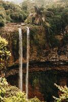 Visão a partir de a observação área coberta do a cascata dentro a chamarel natureza parque dentro Maurícia foto