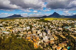 panorâmico Visão a partir de acima do a Cidade e montanhas em a ilha do maurício, Maurícia ilha foto