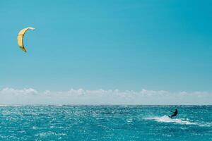 uma homem parapente em le mourne praia, maurício, indiano oceano em a ilha do Maurícia foto