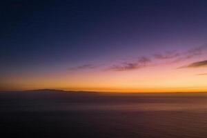 topo Visão às pôr do sol do a oceano perto a ilha do tenerife.canary ilhas, Espanha foto