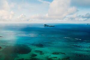 aéreo cenário do a norte, norte leste costa do Maurícia ilha. lindo lagoa do Maurícia ilha tiro a partir de acima. foto