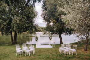uma Lugar, colocar para uma Casamento cerimônia dentro natureza, lindo Casamento decoração foto