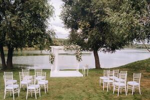 uma Lugar, colocar para uma Casamento cerimônia dentro natureza, lindo Casamento decoração foto