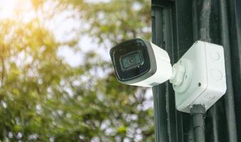 sujo vigilância Câmera instalado às uma casa foto