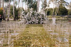 uma Lugar, colocar para uma Casamento cerimônia dentro natureza, lindo Casamento decoração foto