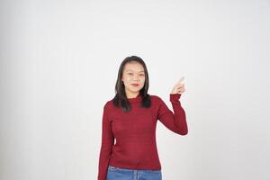 jovem ásia mulher dentro vermelho camiseta apontando lado cópia de espaço isolado em branco fundo foto