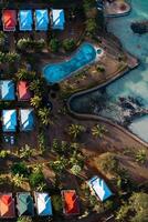 aéreo Visão do a cabines e piscina a partir de uma pássaro olho Visão em a ilha do maurício. foto