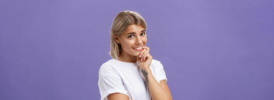 menina fazer fofa face para levar o que quer. encantador concurso e □ Gentil feminino namorada com bronzeada pele fazer boba expressão sorridente, tocante mais baixo lábio com dedo paquera ou Perguntando para Favor foto