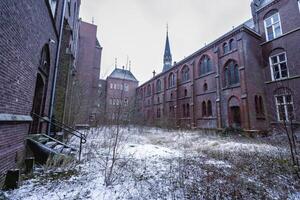 velho abandonado mosteiro em algum lugar dentro Limburgo, a Holanda. janeiro 13 2024. foto